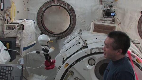 Первый космический робот попрощался с отбывающим с МКС астронавтом
