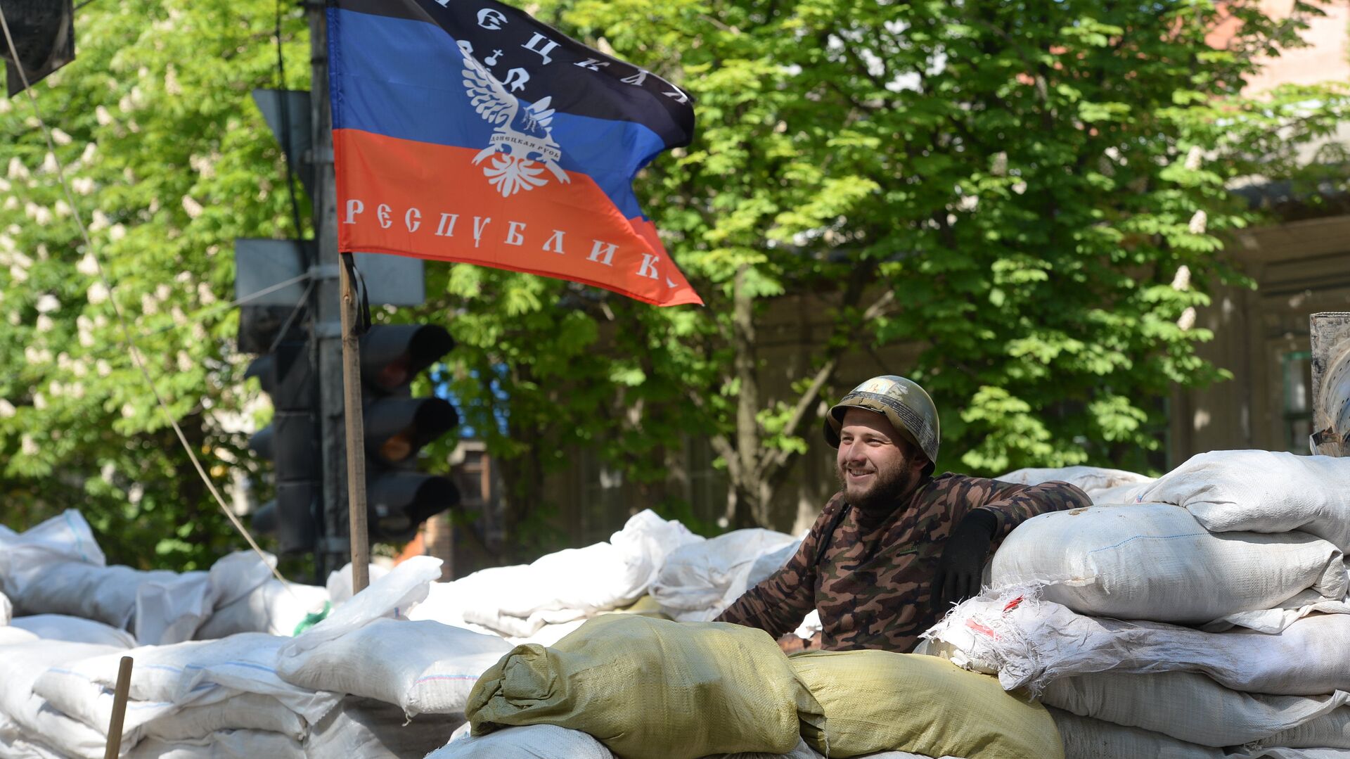 Активист сил самообороны сторонников федерализации Украины на баррикаде под флагом ДНР - РИА Новости, 1920, 07.04.2024
