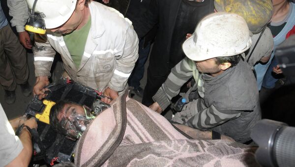 Турецкие спасатели вытаскивают на поверхность раненого горняка
