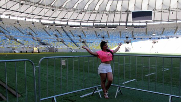 Туристы на стадионе в Рио-де-Жанейро перед ЧМ-2014