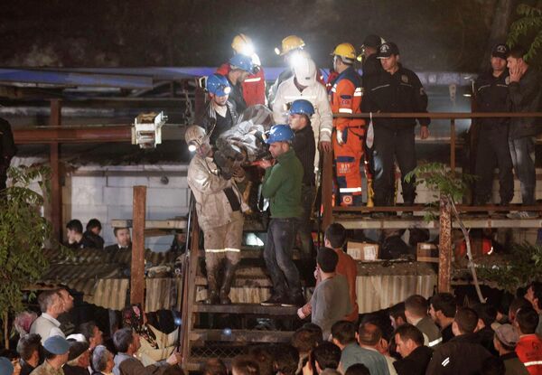 Спасатели работают на месте обрушения шахты в населенном пункте Сома, Турция