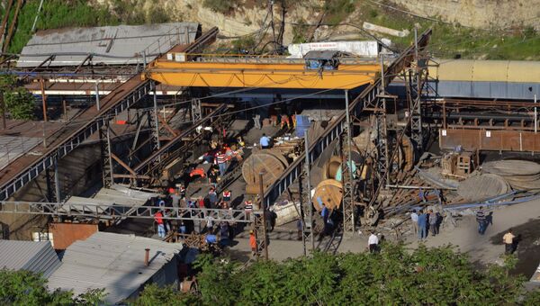 На месте обрушения шахты в населенном пункте Сома, Турция