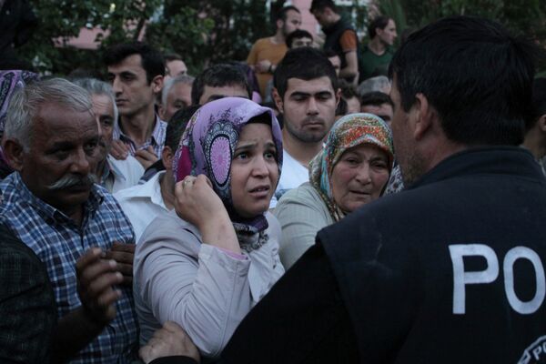 Родственники пострадавших при обрушении шахты в населенном пункте Сома, Турция