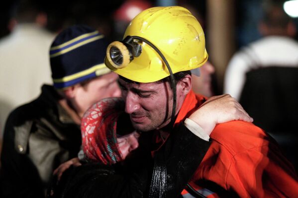 Пострадавший при обрушении шахты в населенном пункте Сома, Турция