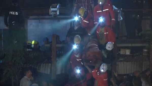 Спасатели на носилках эвакуировали пострадавших в аварии на шахте в Турции