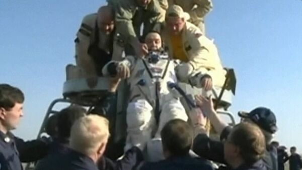 Возвращение спускаемого аппарата Союза с экипажем МКС. Кадры приземления