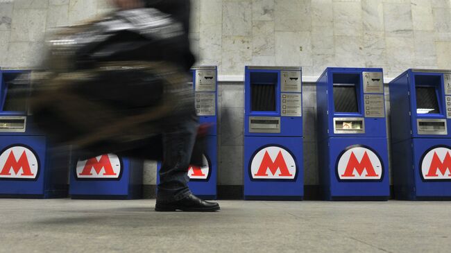 Автоматы по продаже проездных билетов в метро. архивное фото