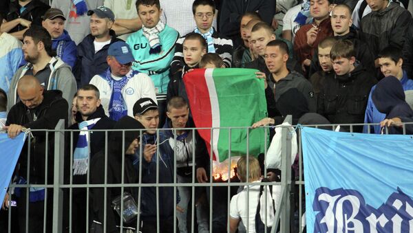 Болельщики Зенита сжигают флаг Чеченской Республики на матче 8-го тура чемпионата России по футболу
