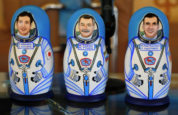 Матрешки с изображением астронавта ДжАКСА Коичи Ваката, Рика Мастраккио и космонавта Роскосмоса Михаила Тюрина