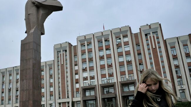 Возле здания Верховного Совета в Тирасполе, Приднестровье. Архивное фото