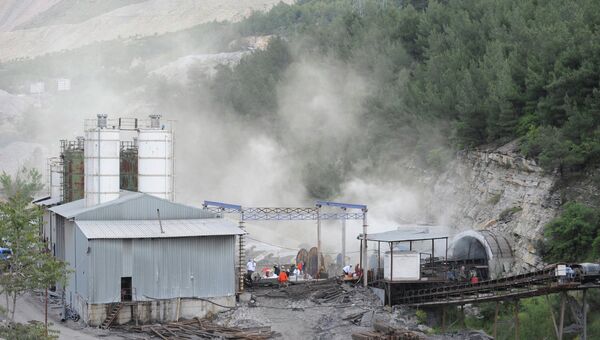 Спасатели работают на месте обрушения шахты в населенном пункте Сома, Турция