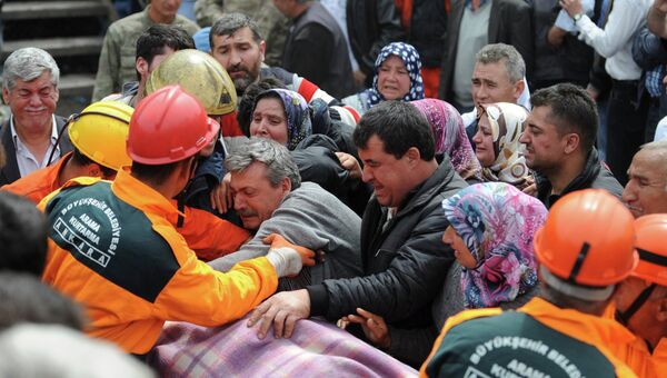Эвакуация пострадавших при обрушении шахты в Турции