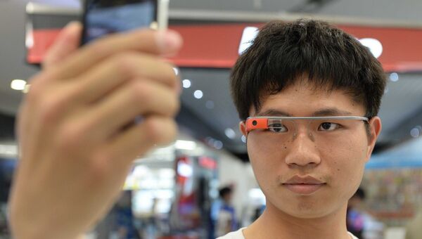 Мужчина в очках Google Glass в магазине Шанхая. Архивное фото