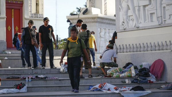 Антиправительственные демонстранты убираются на месте ночного нападения на лагерь в Бангкоке