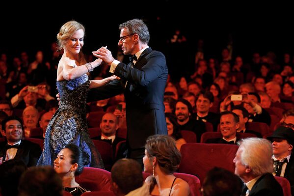 Актер Ламберт Уилсон танцует с актрисой Николь Кидман во время церемонии открытия 67-го Каннского кинофестиваля