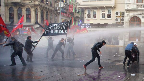 Разгон демонстрантов в Стамбуле. 15 мая 2014