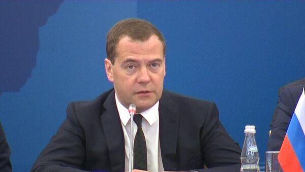 Платежи никак не должны быть связаны с политикой - Медведев