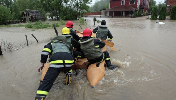 Эвакуация населения из затопленных районов в Сербии