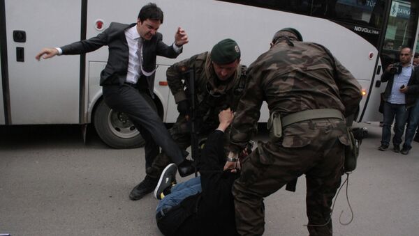 Советник премьер-министра Турции Юсуф Еркель бъет протестующего. 15 мая 2014