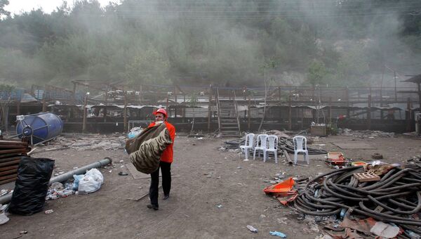 На месте обрушения шахты в населенном пункте Сома, Турция