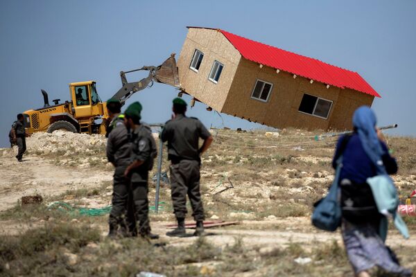 Израильские пограничники следят за сносом дома в Маале-Рехавам