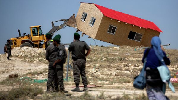 Израильские пограничники следят за сносом дома. Архивное фото
