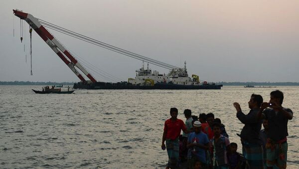 Спасательное судно у затонувшего парома Мираж-4 в Бангладеш