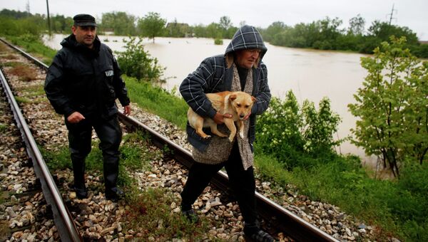 Эвакуация местных жителей в городе Лазаревац, Сербия