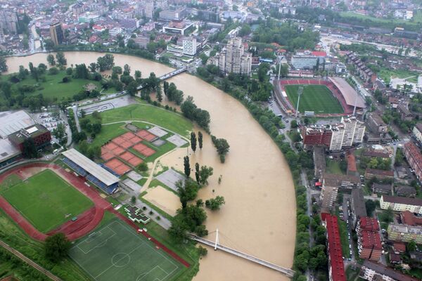Вид на затопленный город Зеница, Сербия