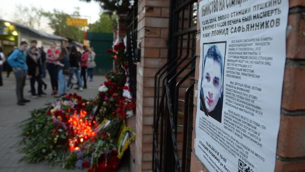 Цветы и свечи в память погибшего болельщика Спартака Леонида Сафьянникова в Пушкино