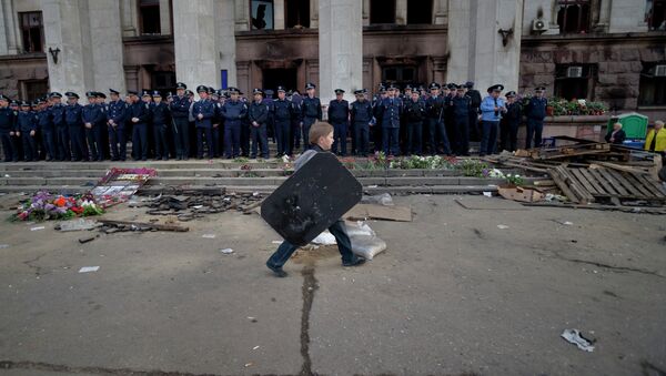 Ребенок гуляет возле сгоревшего здания Дома профсоюзов в Одессе