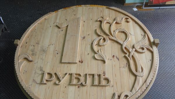 Деревянный памятник рублю в Томске на реставрации, фото с места событий