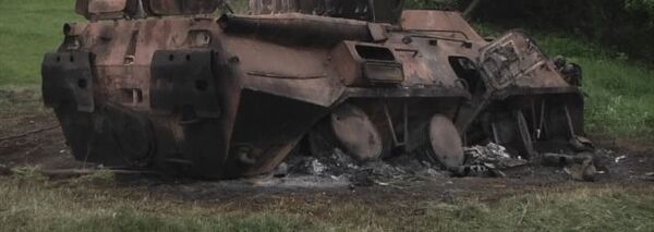 Сгоревший БТР и сожженный автомобиль. Съемка на месте боя под Краматорском