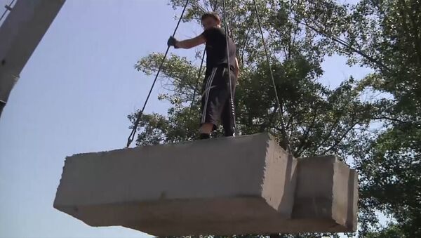 Участники самообороны Славянска построили блокпост из бетона и земли