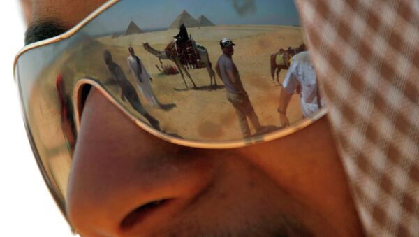 Гид ждет клиентов возле пирамид в Гизе, Египет