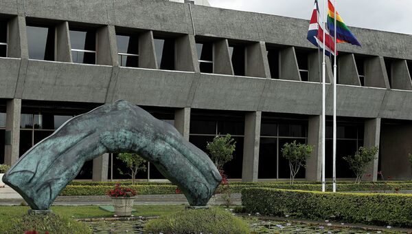 Флаг секс-меньшинств поднят над резиденцией президента Коста-Рики