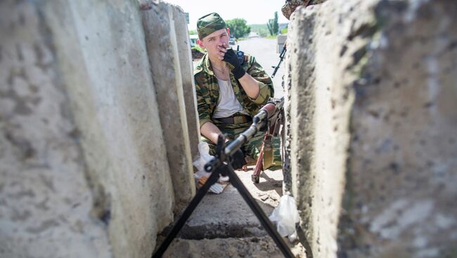 Боец народного ополчения на блокпосту под Славянском. Архивное фото