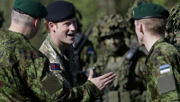Британский принц Гарри встретился с эстонскими солдатами, 17 мая 2014