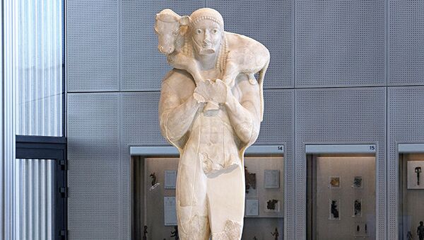 Несущий теленка (Moschophoros) одна из самых ранних скульптурных композиций крупного размера Архаичного периода в Музее Акрополя