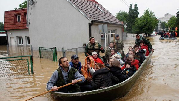 Эвакуация людей во время наводнения в сербском городе Обреновец