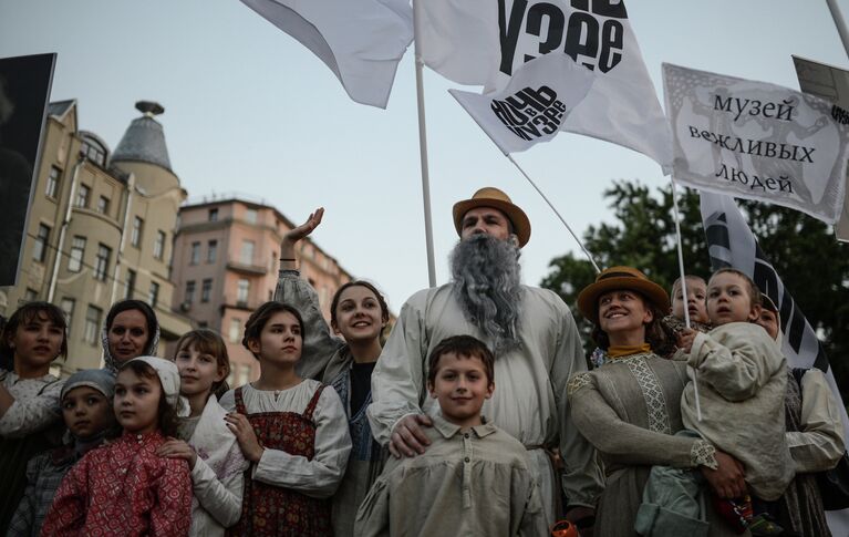 Участники шествия, посвященного акции Ночь в музее в Москве