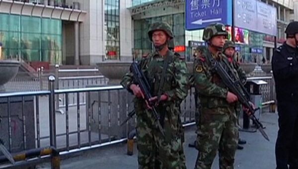 Полиция на месте взрыва в китайском городе Урумчи, 30 апреля 2014
