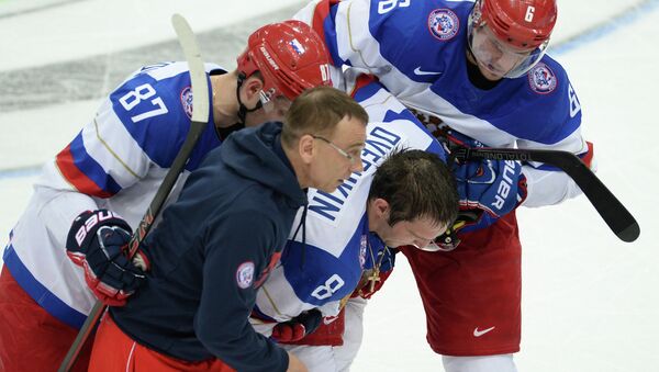 Форвард сборной России Александр Овечкин (в центре) после получения травмы. Архивное фото