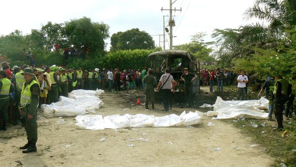 Полиция работает на месте возгорания автобуса в Колумбии
