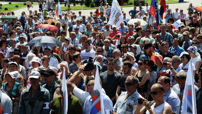 Митинг в поддержку Донецкой Народной Республики (ДНР) на площади Ленина в Донецке