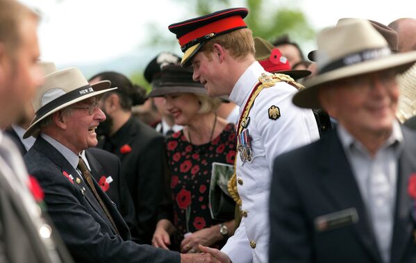 Английский принц Гарри во время встречи с ветеранами Второй мировой войны. Монтекассино, Италия