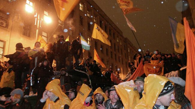 Сторонники Виктора Ющенко во время Ораневой революции на Украине, архивное фото