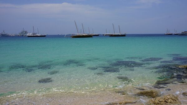 Лодки около острова-природного заповедника Сир-бу-Наир в ОАЭ, который будет открыт для туристов