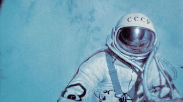 Алексей Леонов в открытом космосе. Архивное фото