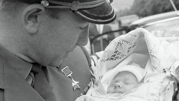 Космонавт Алексей Леонов с новорожденной дочкой
